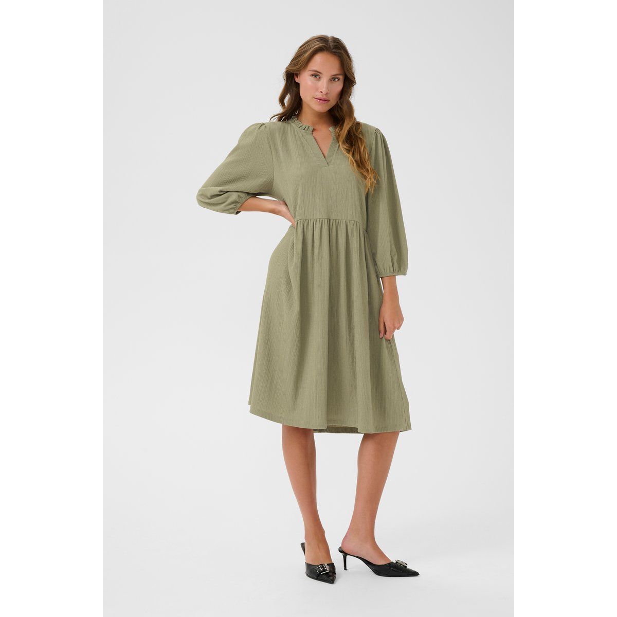 Strukturiertes Midikleid mit Rüschenkragen