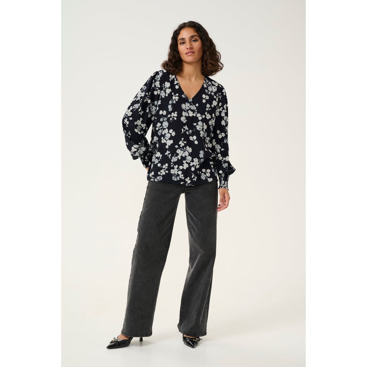 V-Ausschnitt-Bluse mit Blumenmuster und Smok-Manschetten