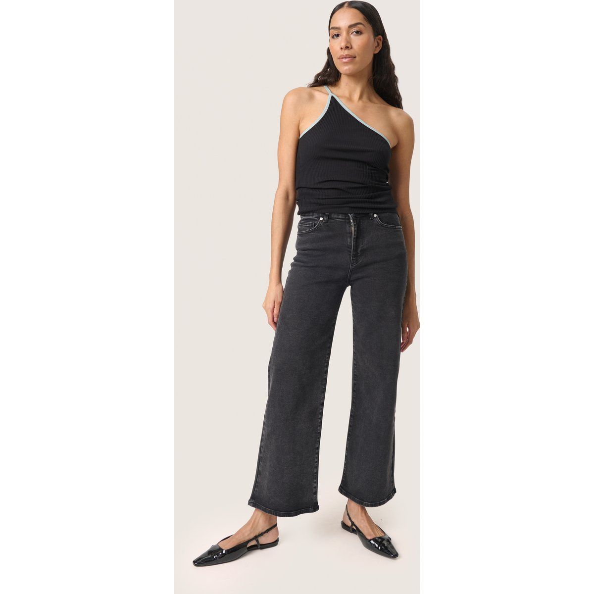 Asymmetrisches Ripp-Design mit One-Shoulder