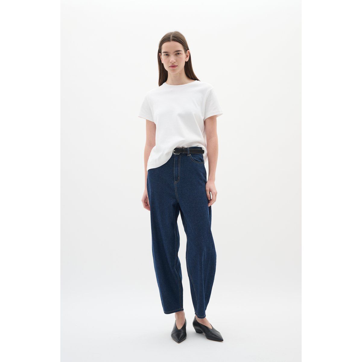 Locker geschnittene Curved-Leg Denim-Jeans