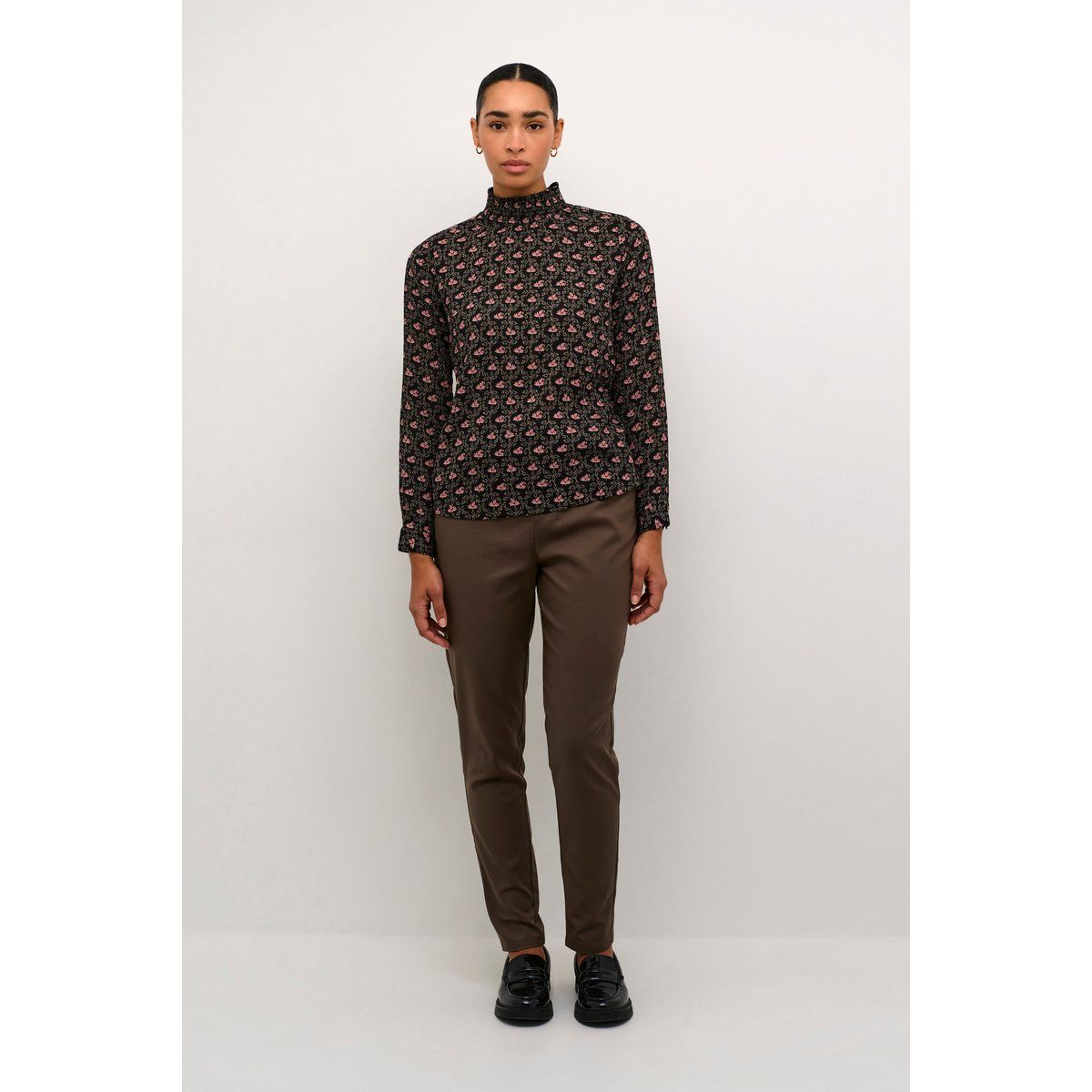 Hochgeschlossene Bluse mit Blumenmuster