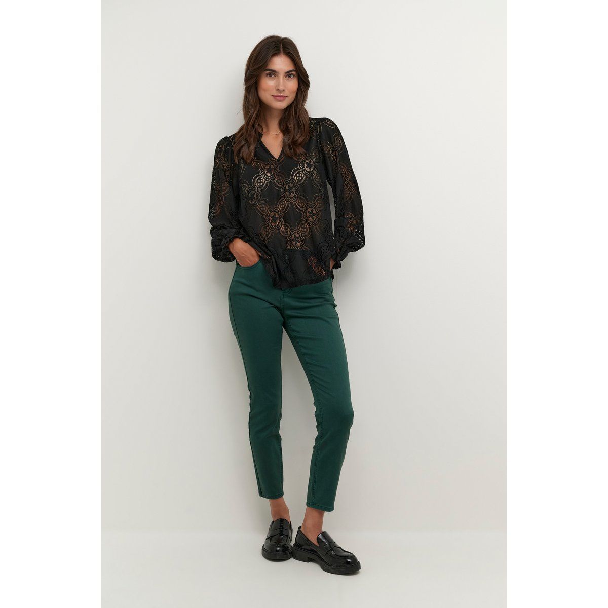 Locker sitzende Spitzenbluse mit V-Ausschnitt