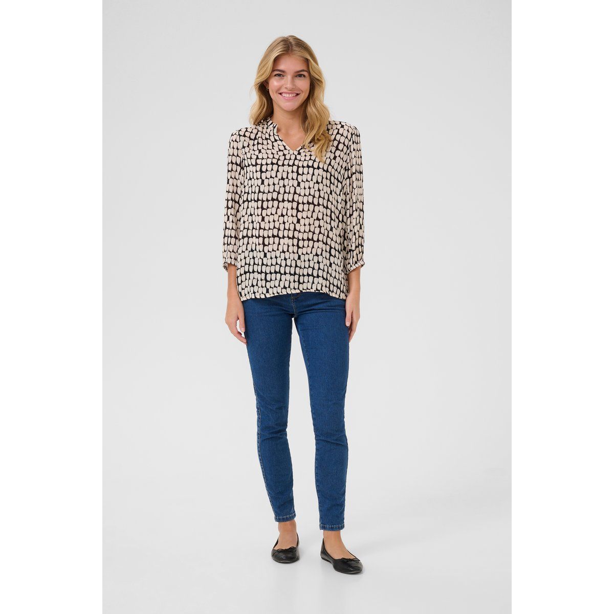 Grafische Punktebluse mit V-Ausschnitt