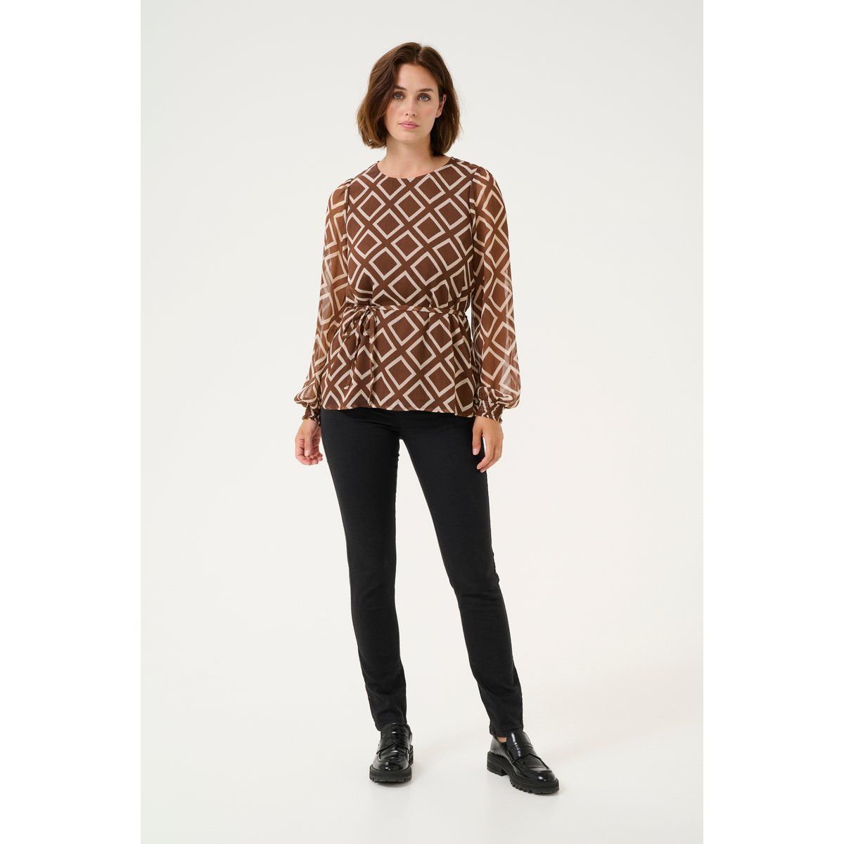 Bluse mit geometrischem Print und Bindegürtel