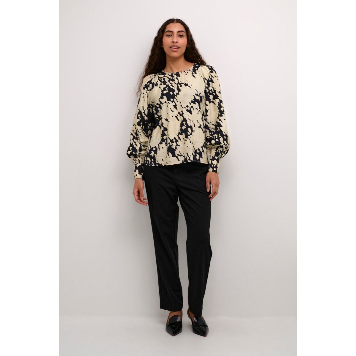 Bluse mit abstraktem Print und Puffärmeln