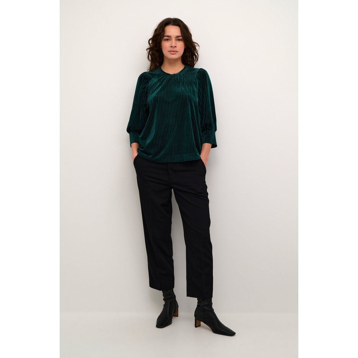 Plissierte Veloursbluse mit Puffärmeln