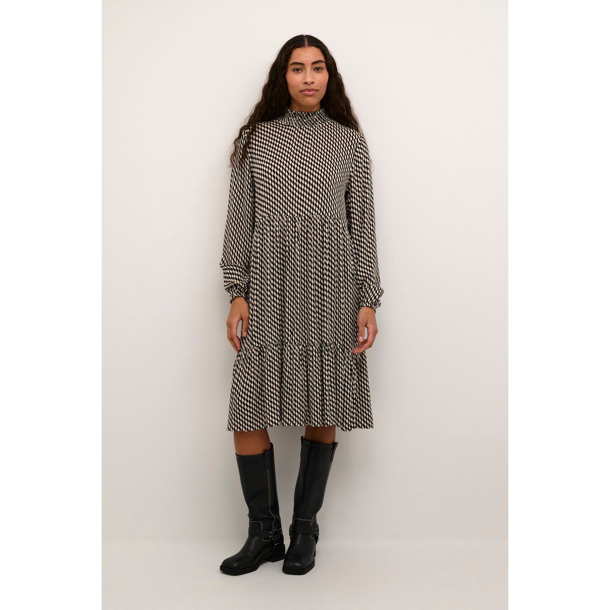 Gestuftes Midikleid mit geometrischem Muster