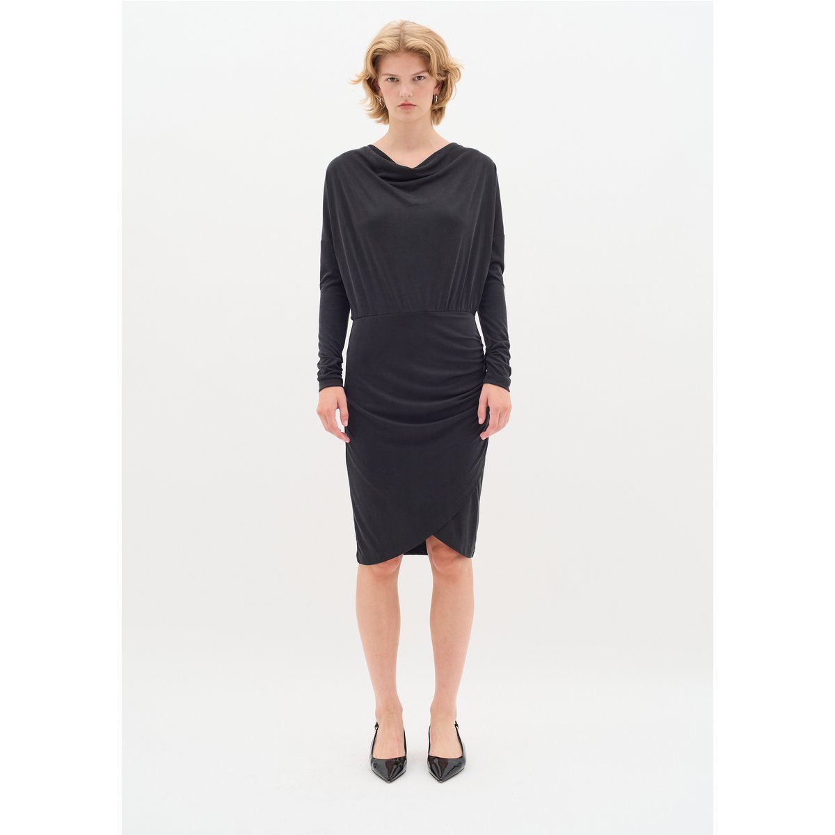 Jerseykleid mit Wasserfallausschnitt und Raffung