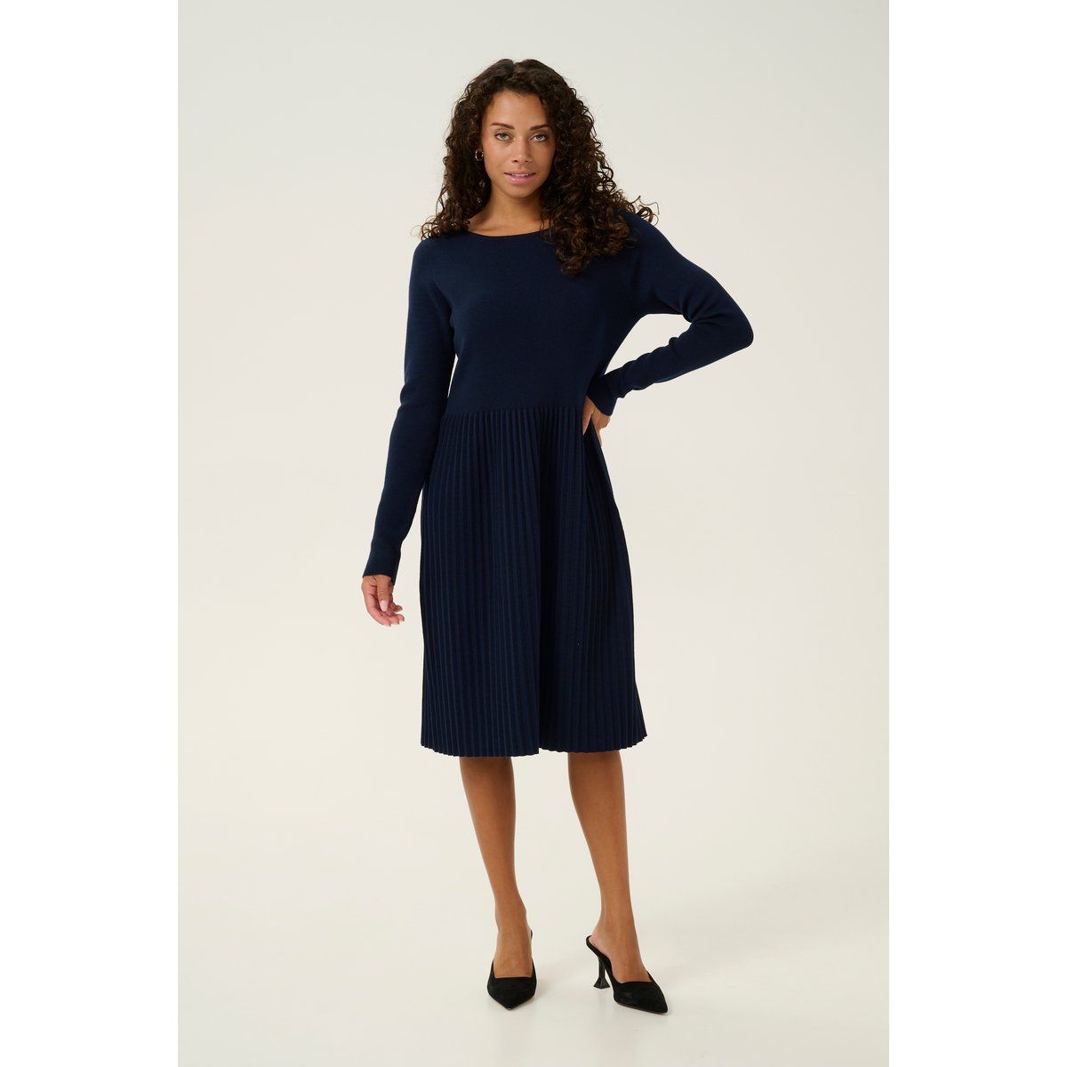 Feminines Strick-Midikleid mit Plissee