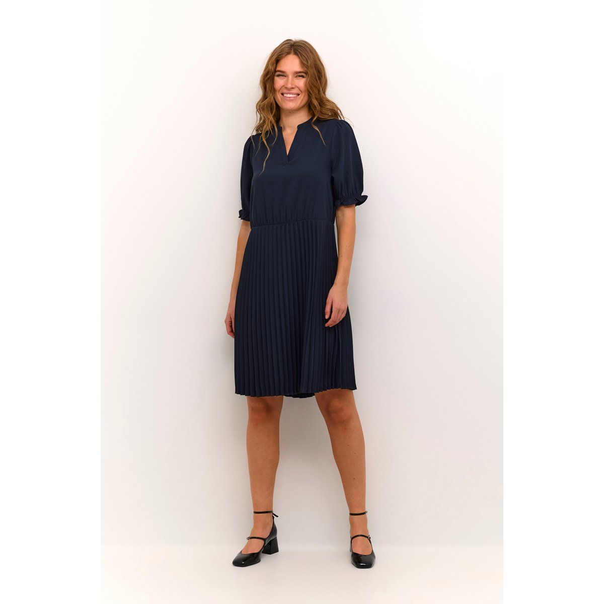 Plissiertes knielanges Kleid mit Puffärmeln
