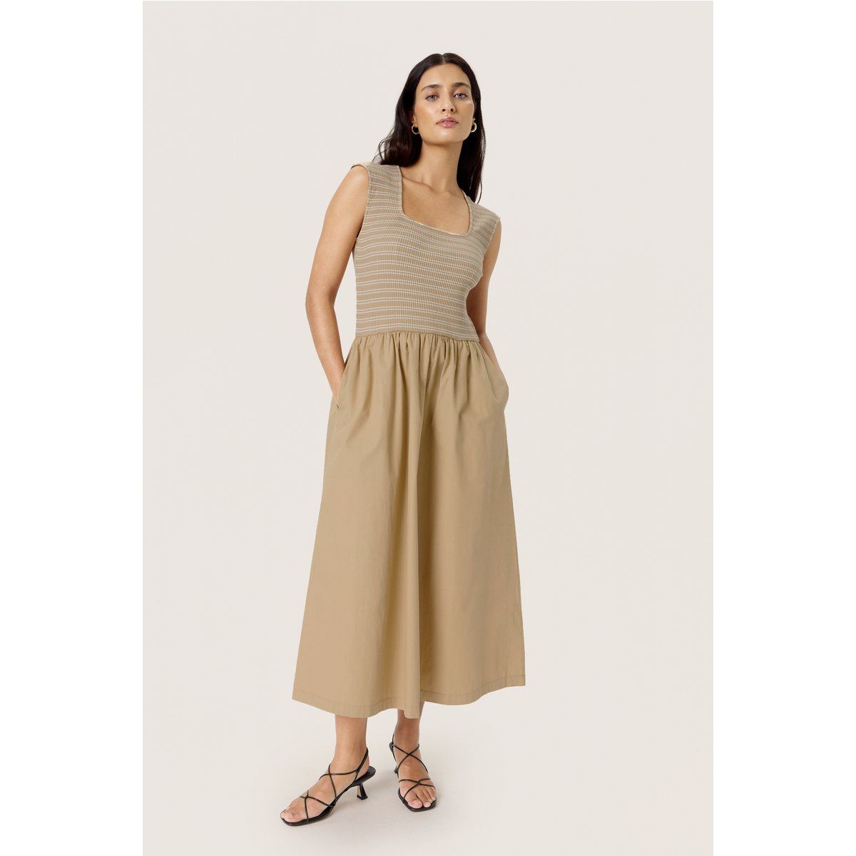 Midikleid mit gesmoktem Oberteil