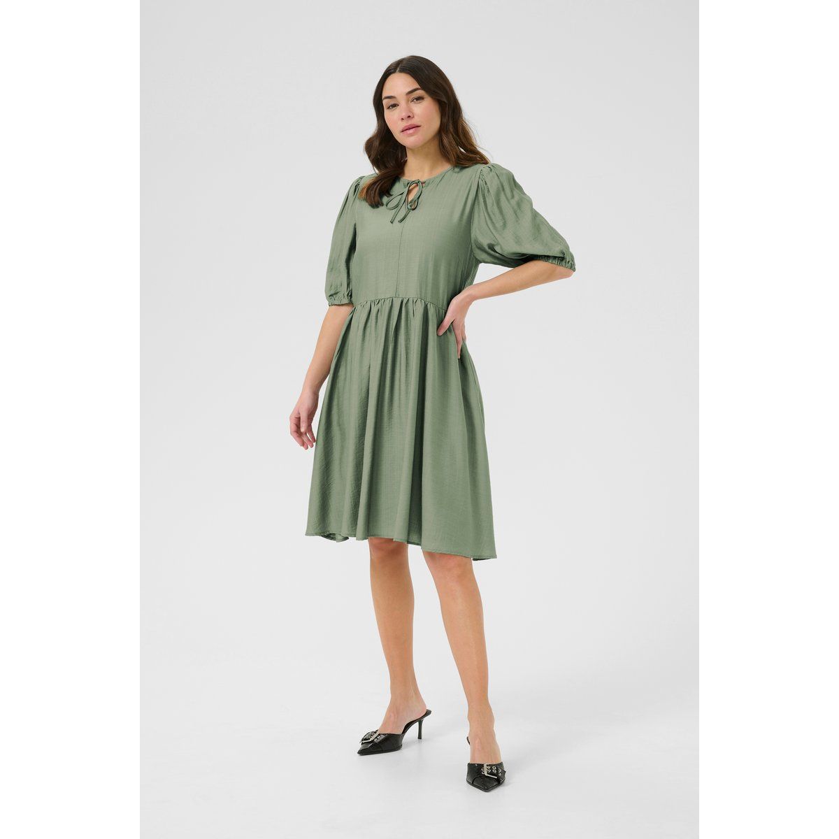 Gestuftes Hängerkleid mit Puffärmeln