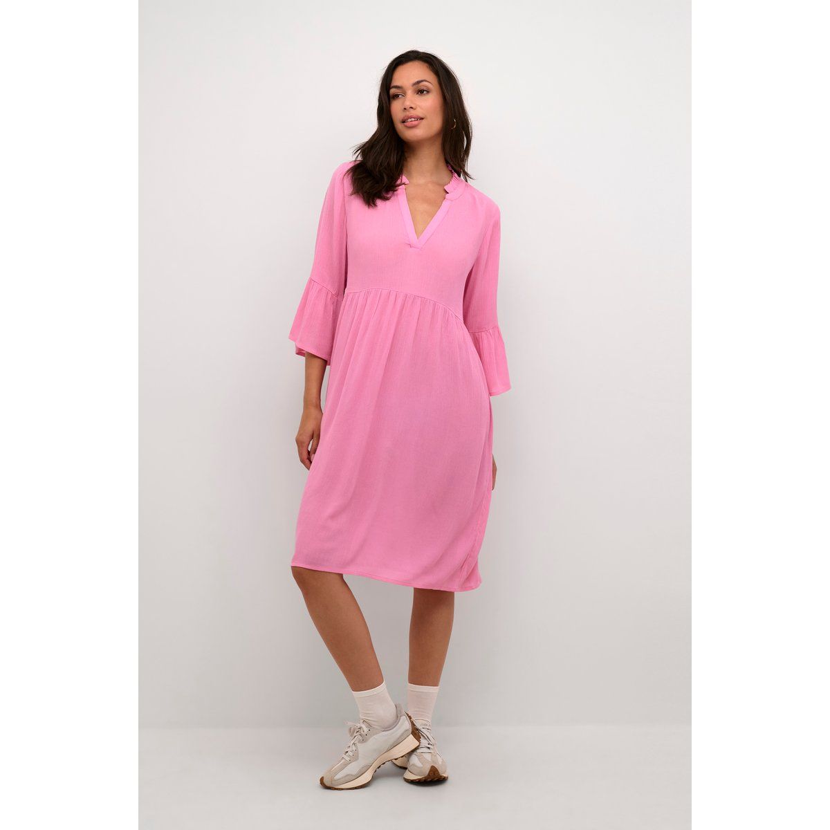 Fließendes A-Linien-Kleid mit Glockenärmeln