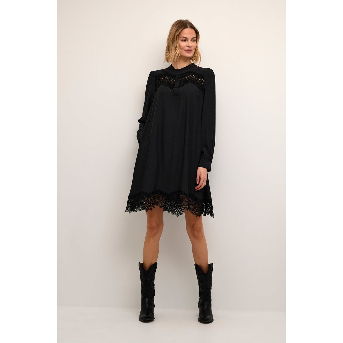 Minikleid in A-Linie mit Spitzenbesatz