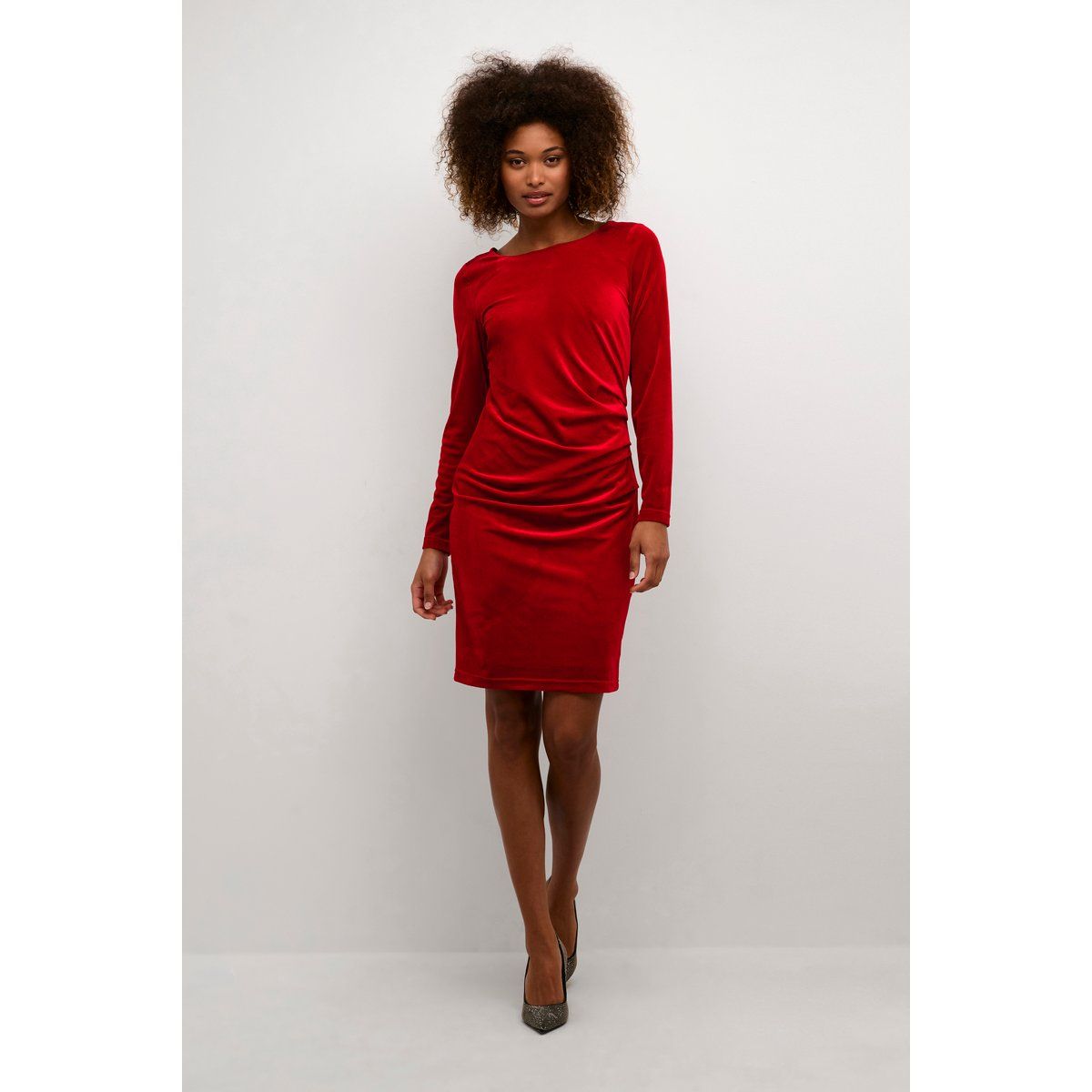 Figurbetontes Samtkleid mit Raffung