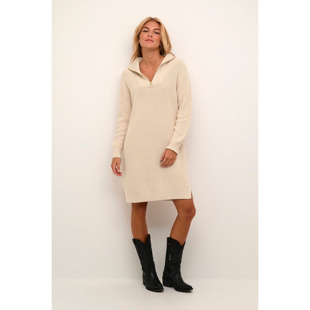 Geripptes Strickkleid mit Reißverschluss
