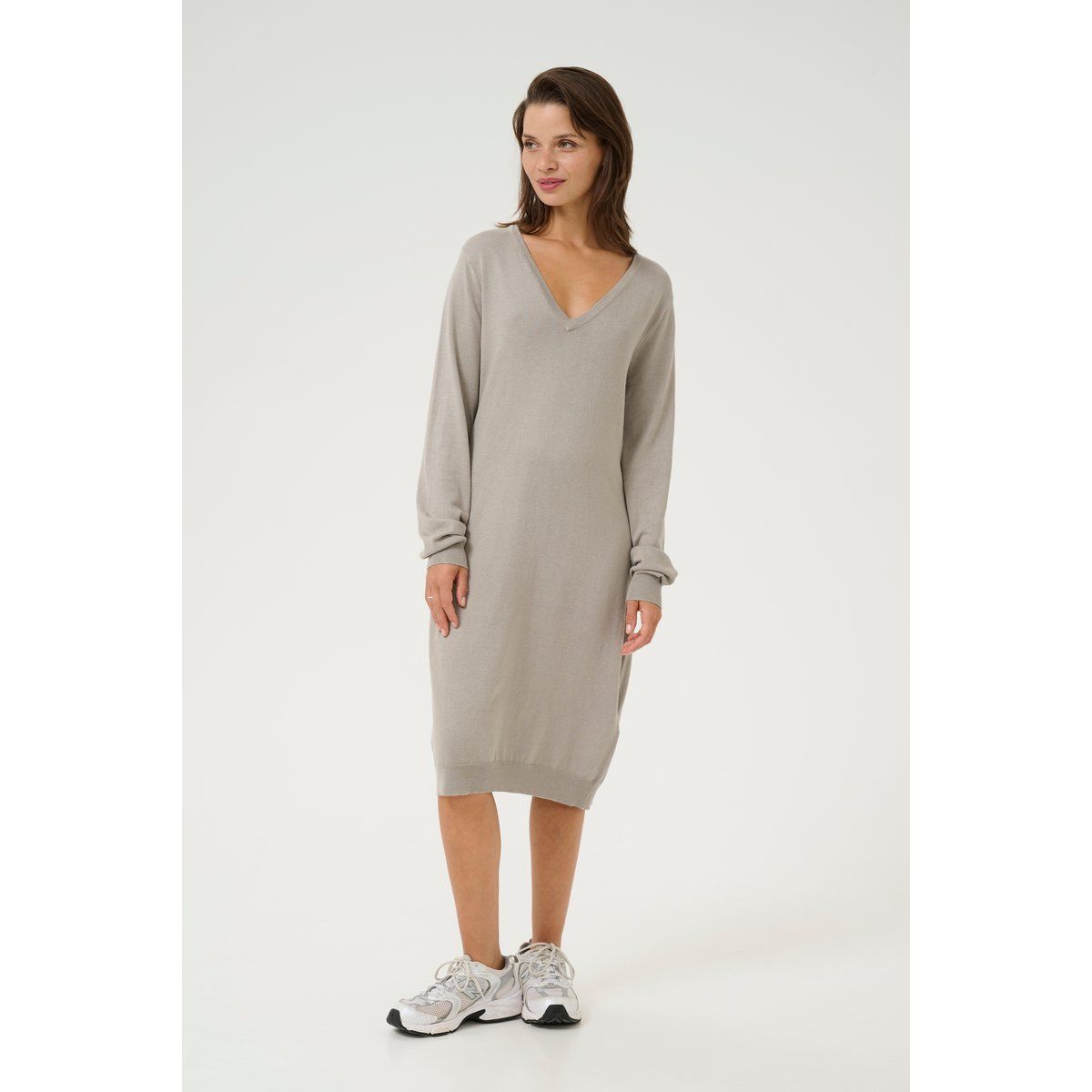 Langärmeliges Strickkleid mit V-Ausschnitt