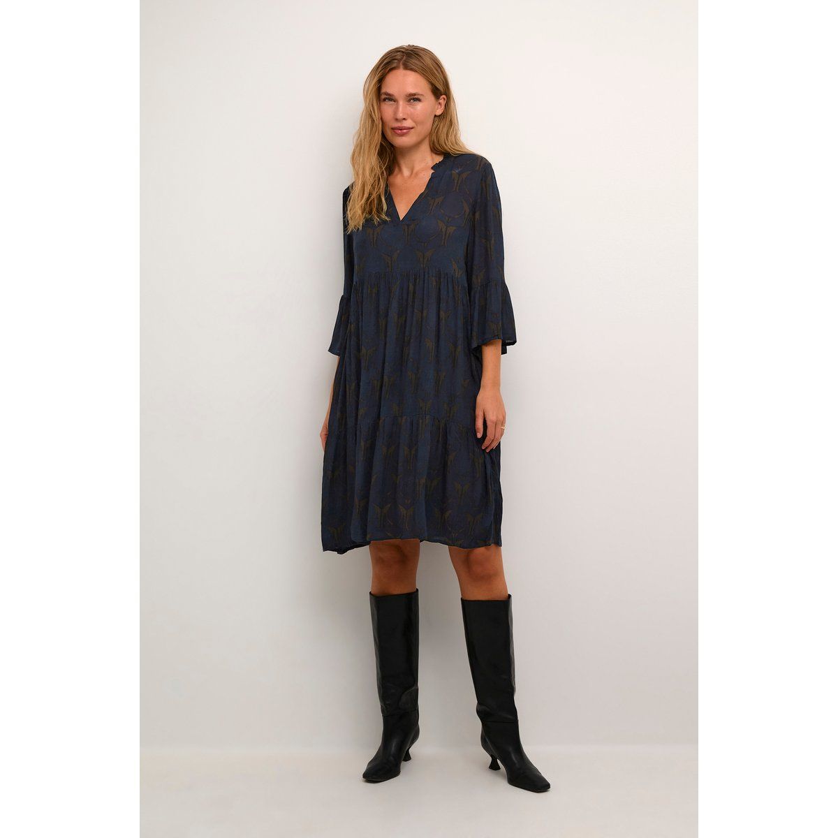 Gestuftes A-Linien-Kleid mit Glockenärmeln