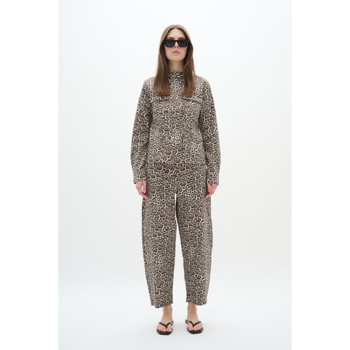 Klassische Jeansjacke mit Leopardenmuster