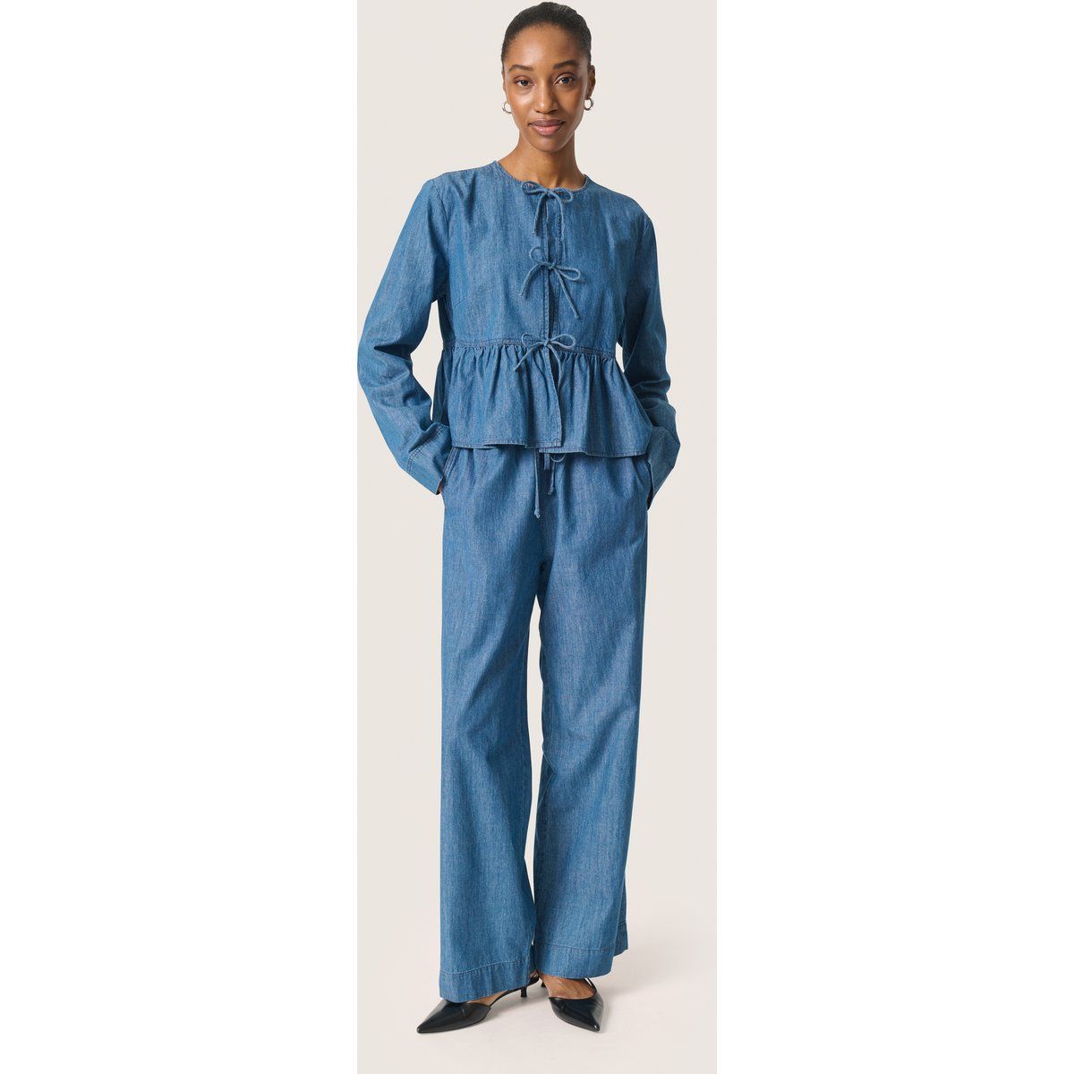 Feminines Jeanshemd mit Bindebändern