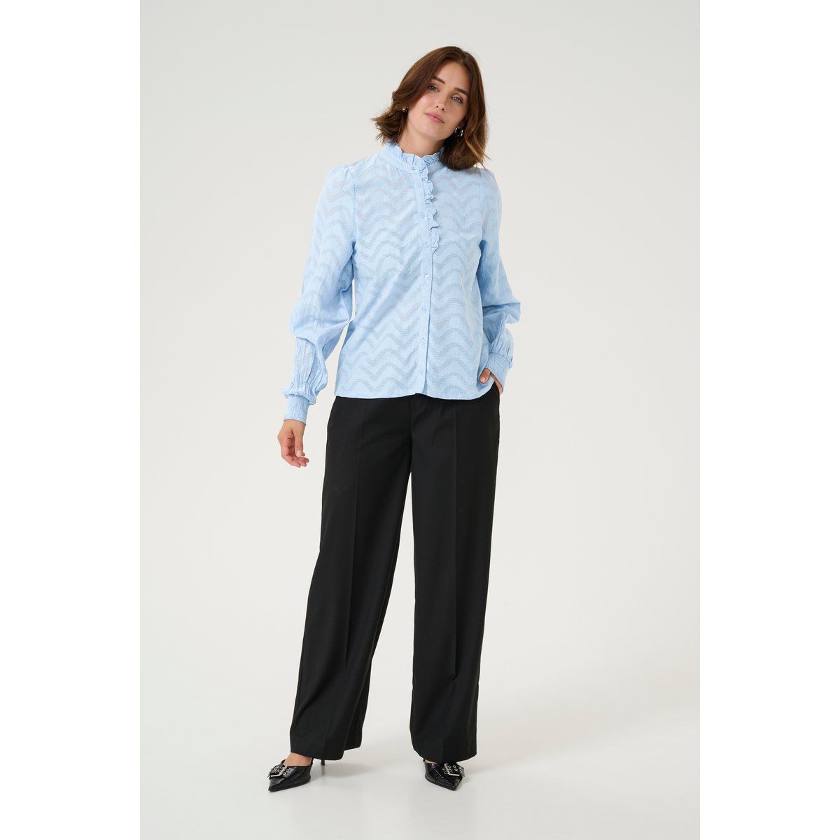 Bluse mit Rüschenkragen und Zickzack-Struktur