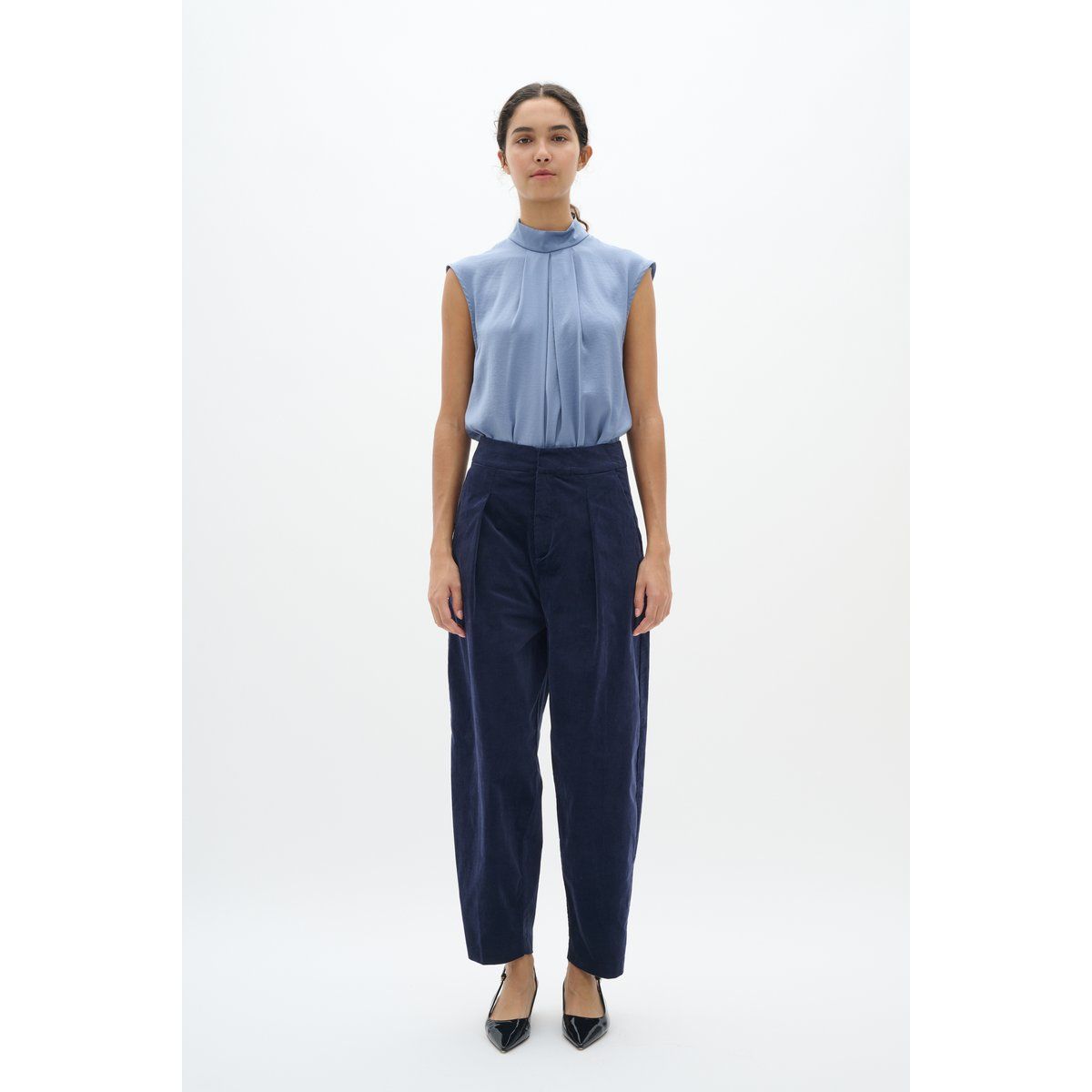 Ärmellose Bluse mit Stehkragen und Falten