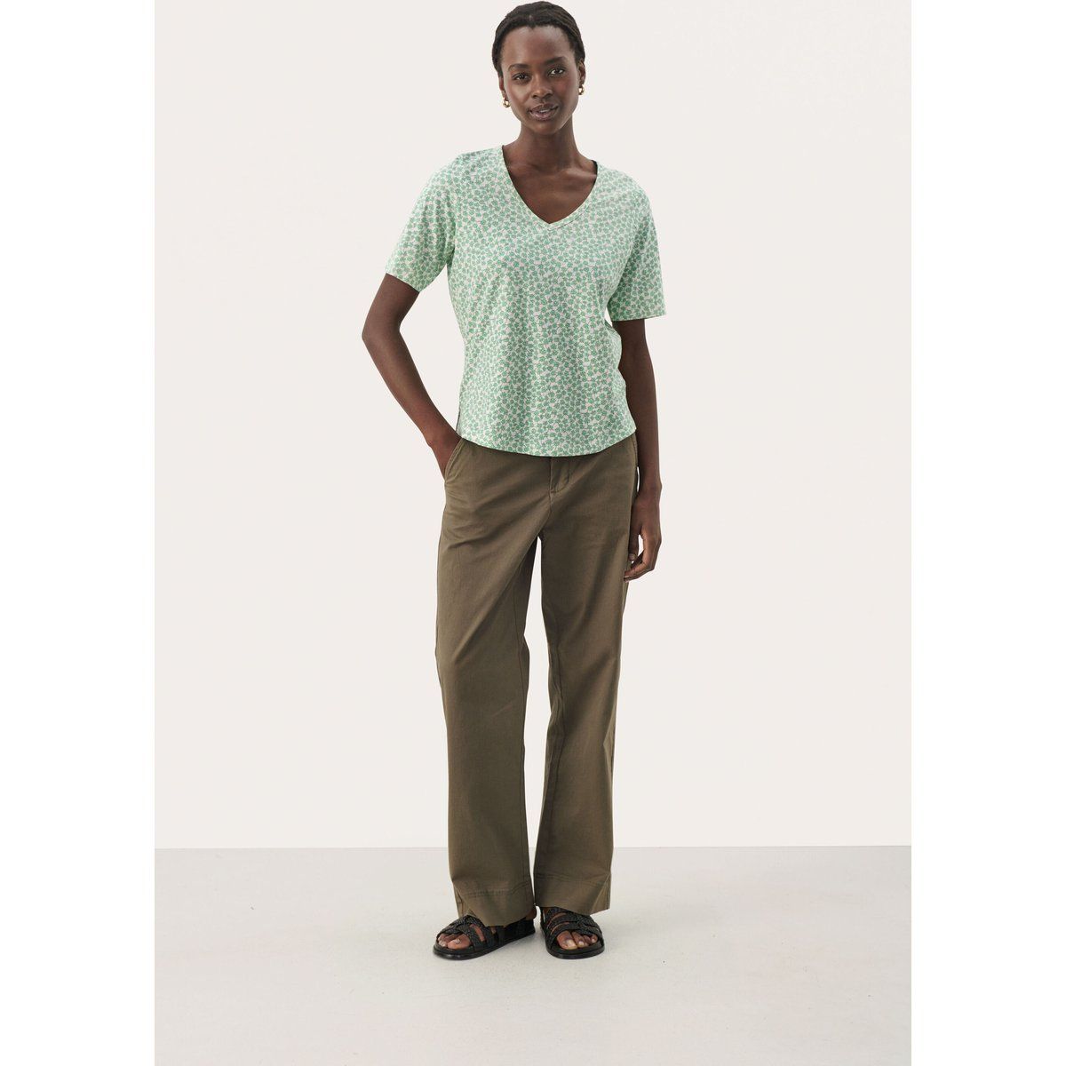 Entspanntes V-Ausschnitt-T-Shirt mit Blumenmuster