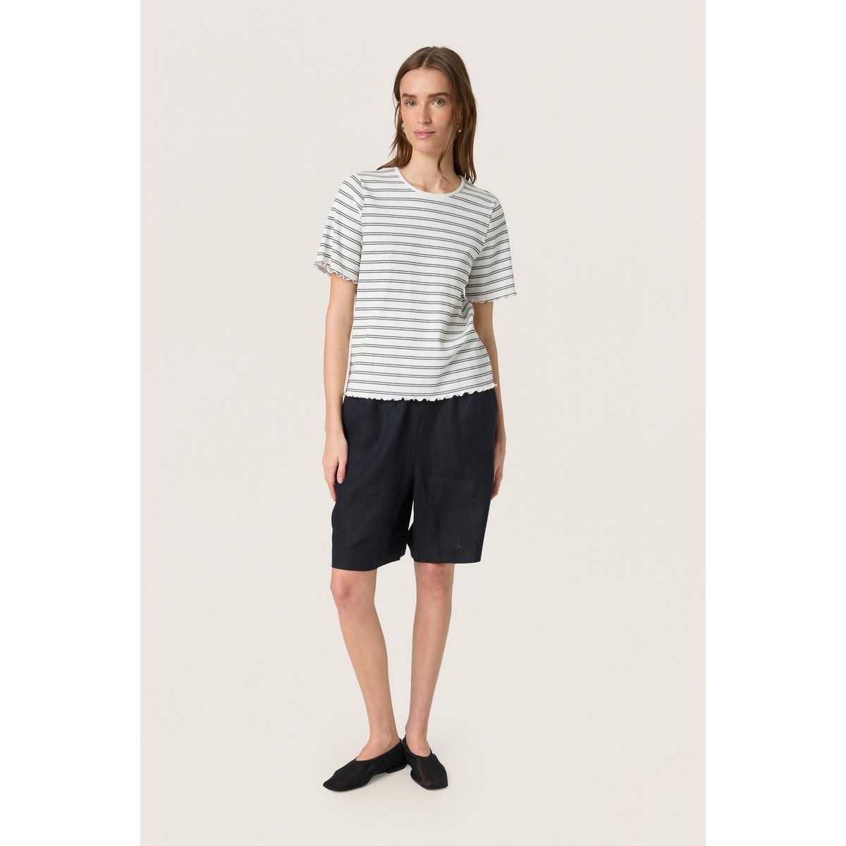 Gestreiftes Rippen-T-Shirt mit Wellensaum
