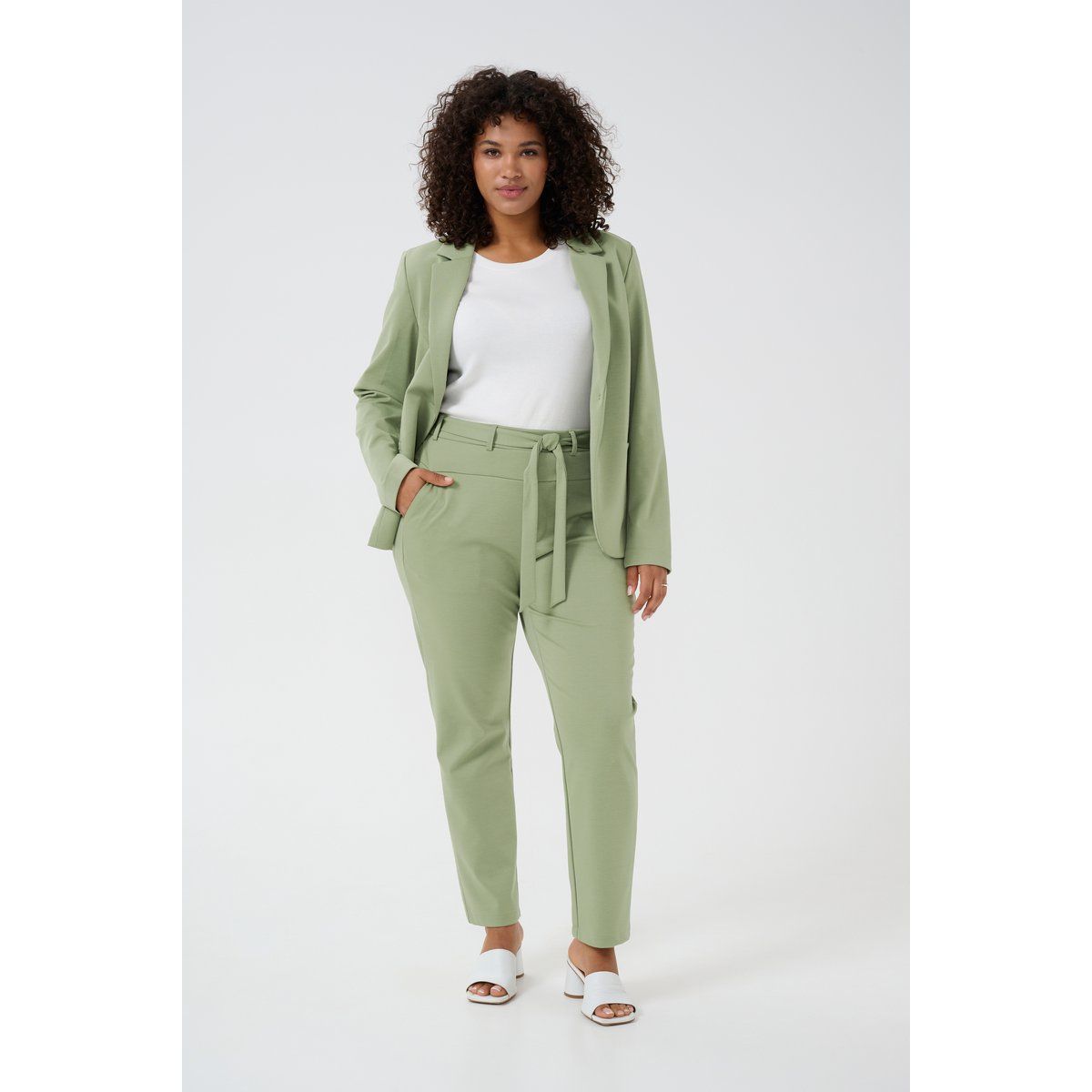 Taperte Strickhose mit Bindegürtel