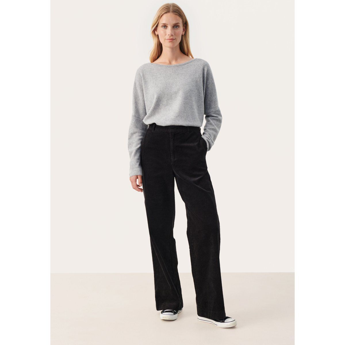 Hochtaillierte Cordhose mit weitem Bein