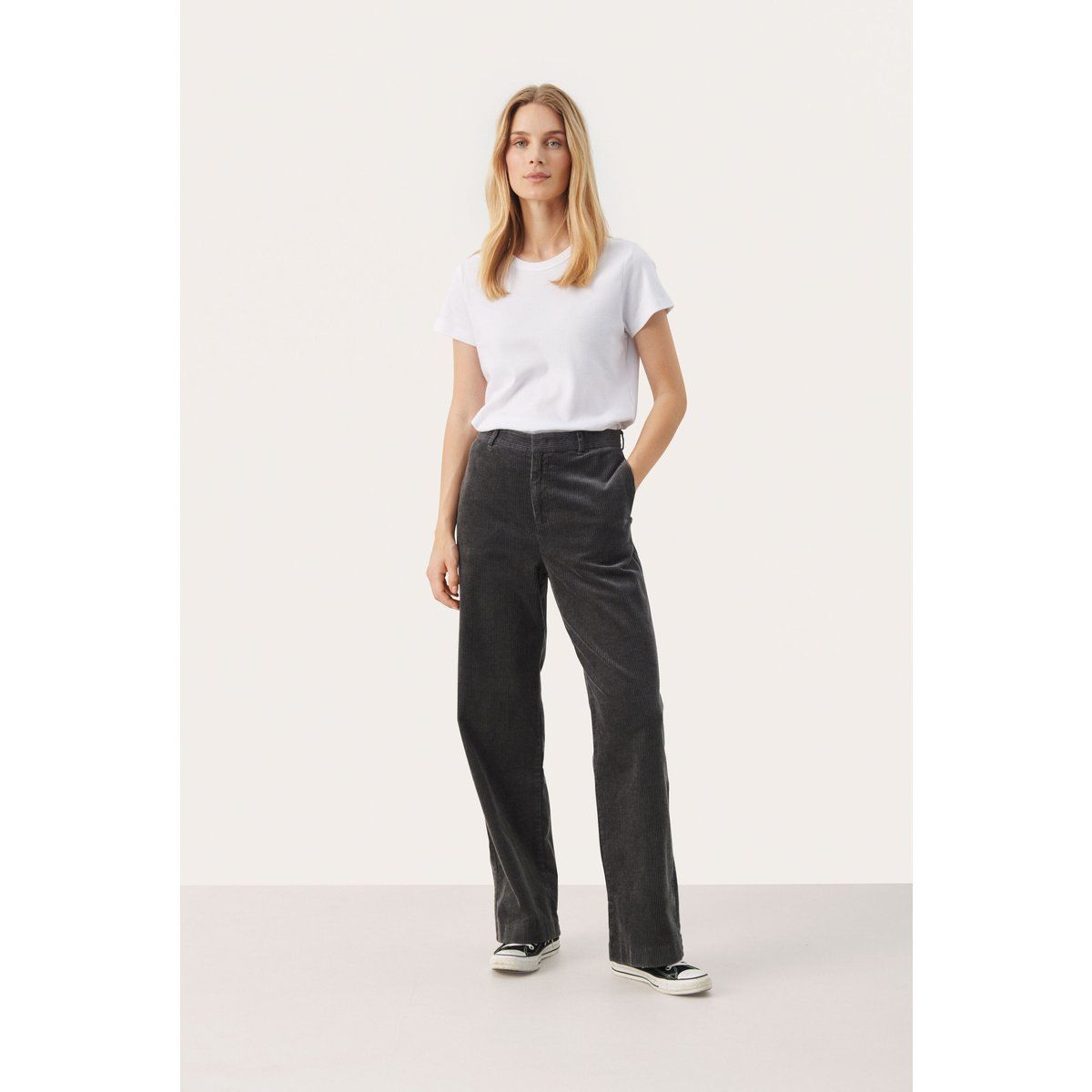 Hochtaillierte Cordhose mit weitem Bein