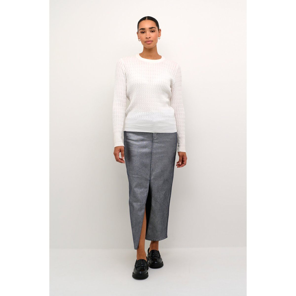 Klassischer Strickpullover mit Zopfmuster