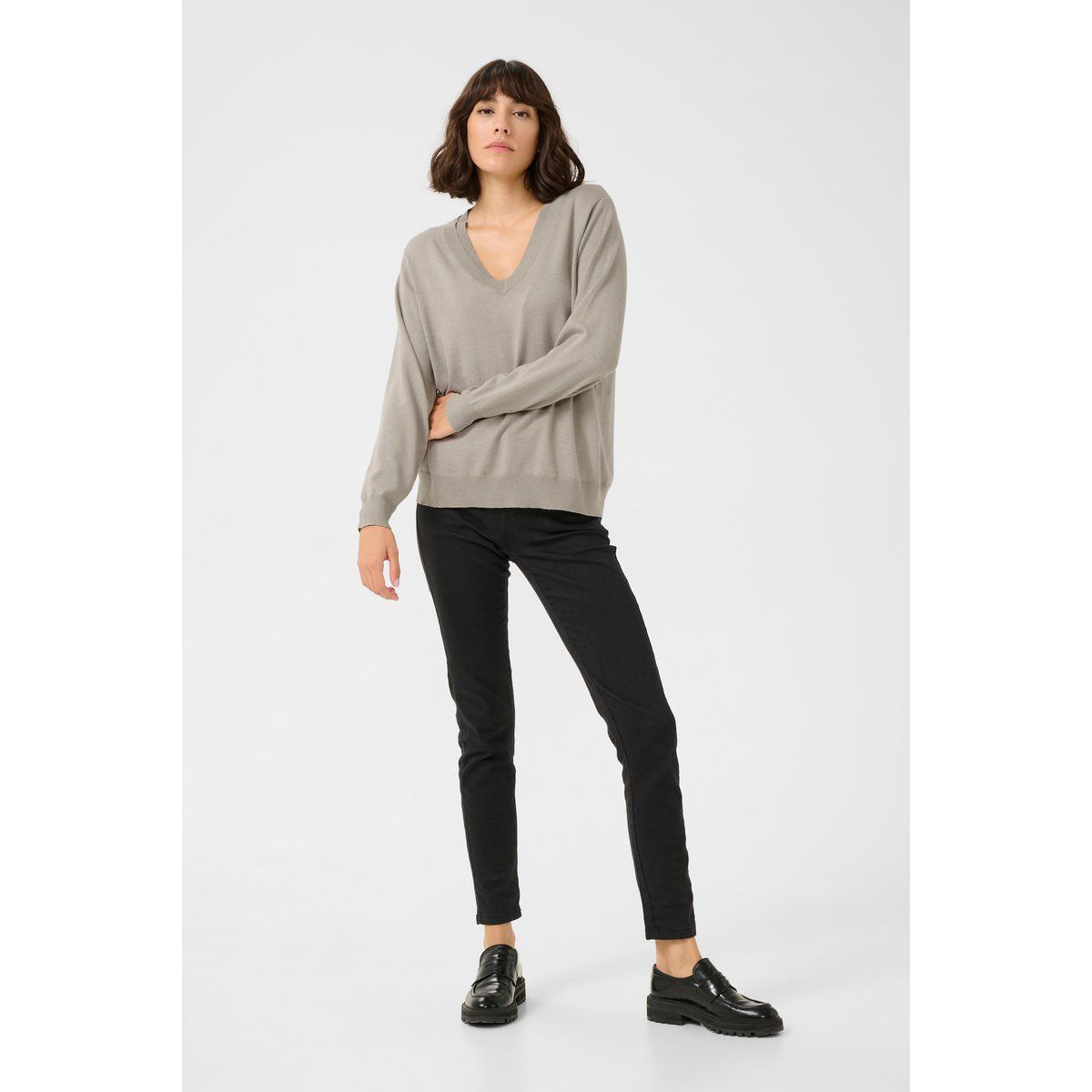 Minimalistischer Strickpullover mit V-Ausschnitt