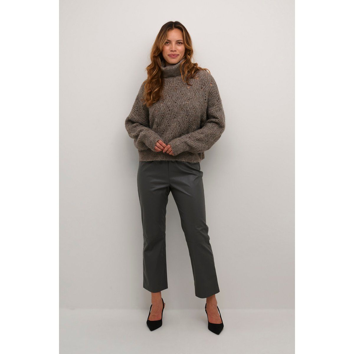 Oversize-Strickpullover mit Rollkragen und Lochmuster