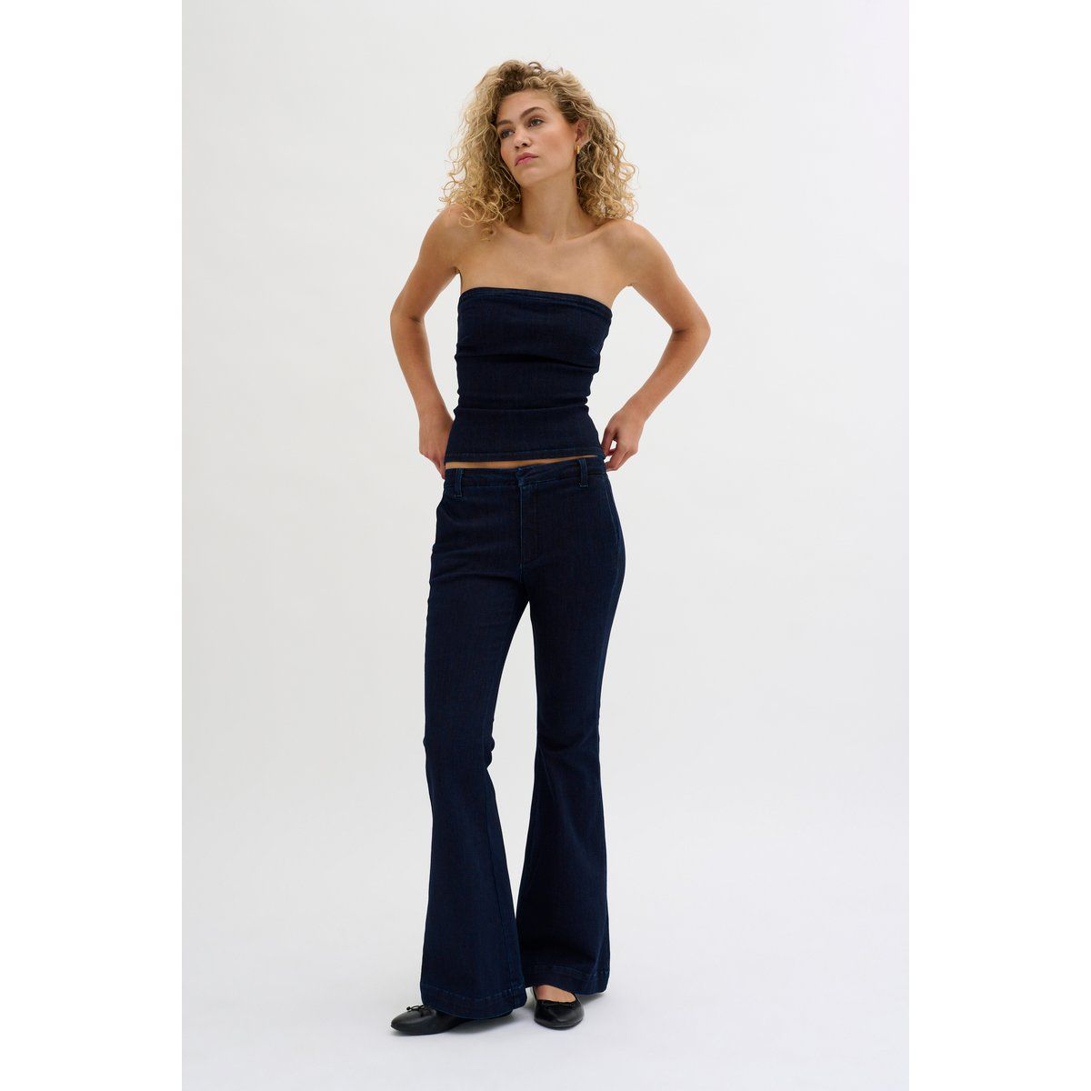 Dunkelblaue Schlagjeans mit hoher Taille