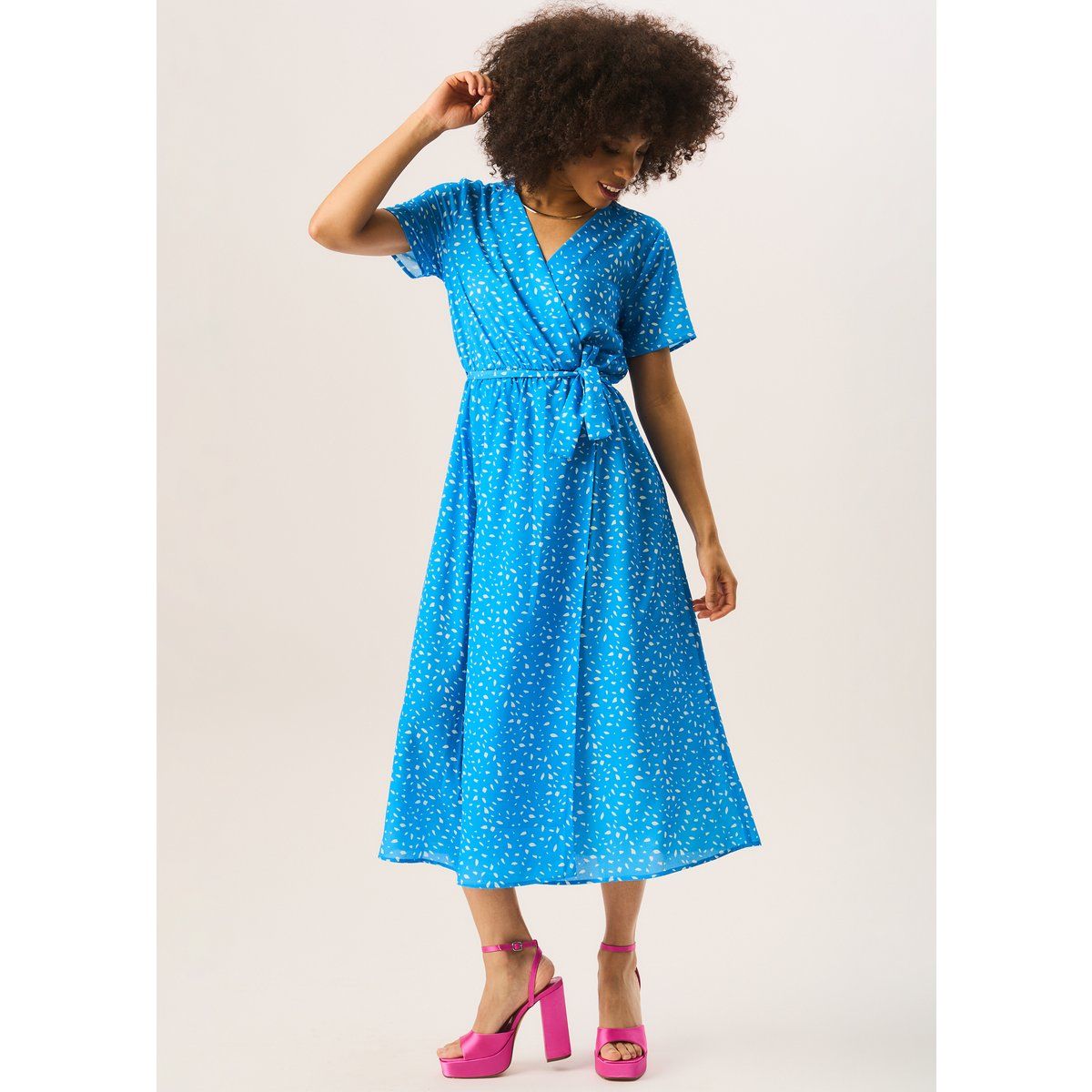 Luftiges Wickelkleid mit Punktmuster