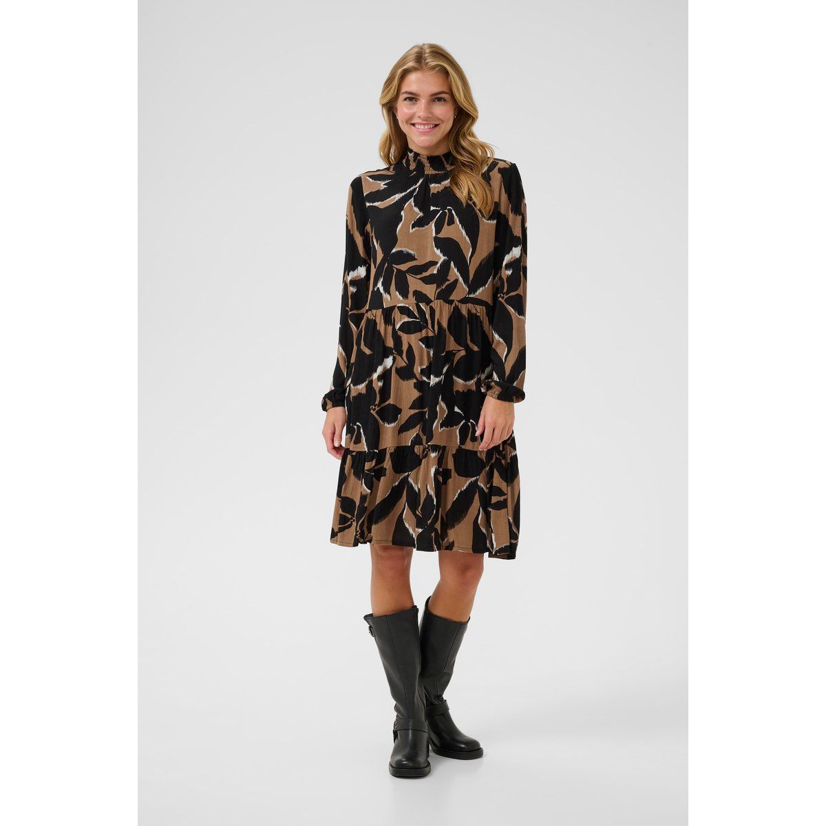 Stufenkleid mit abstraktem Blattmuster