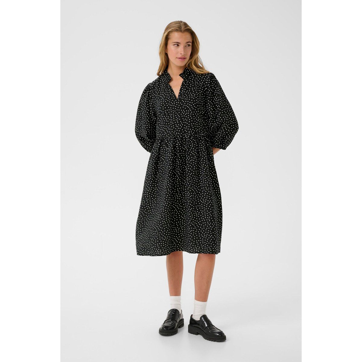 Lockeres gepunktetes Midikleid