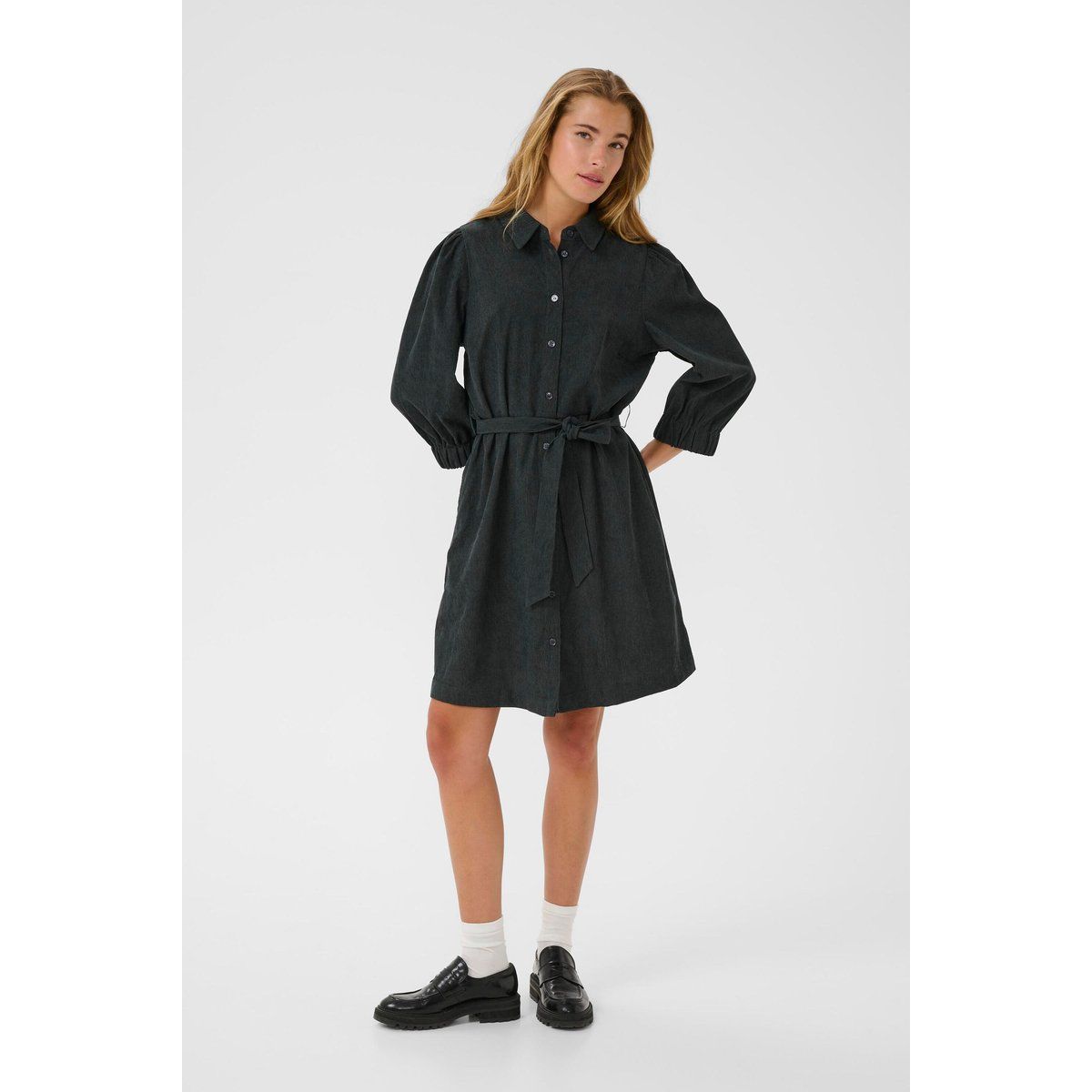 Locker geschnittenes Hemdkleid mit Bindegürtel