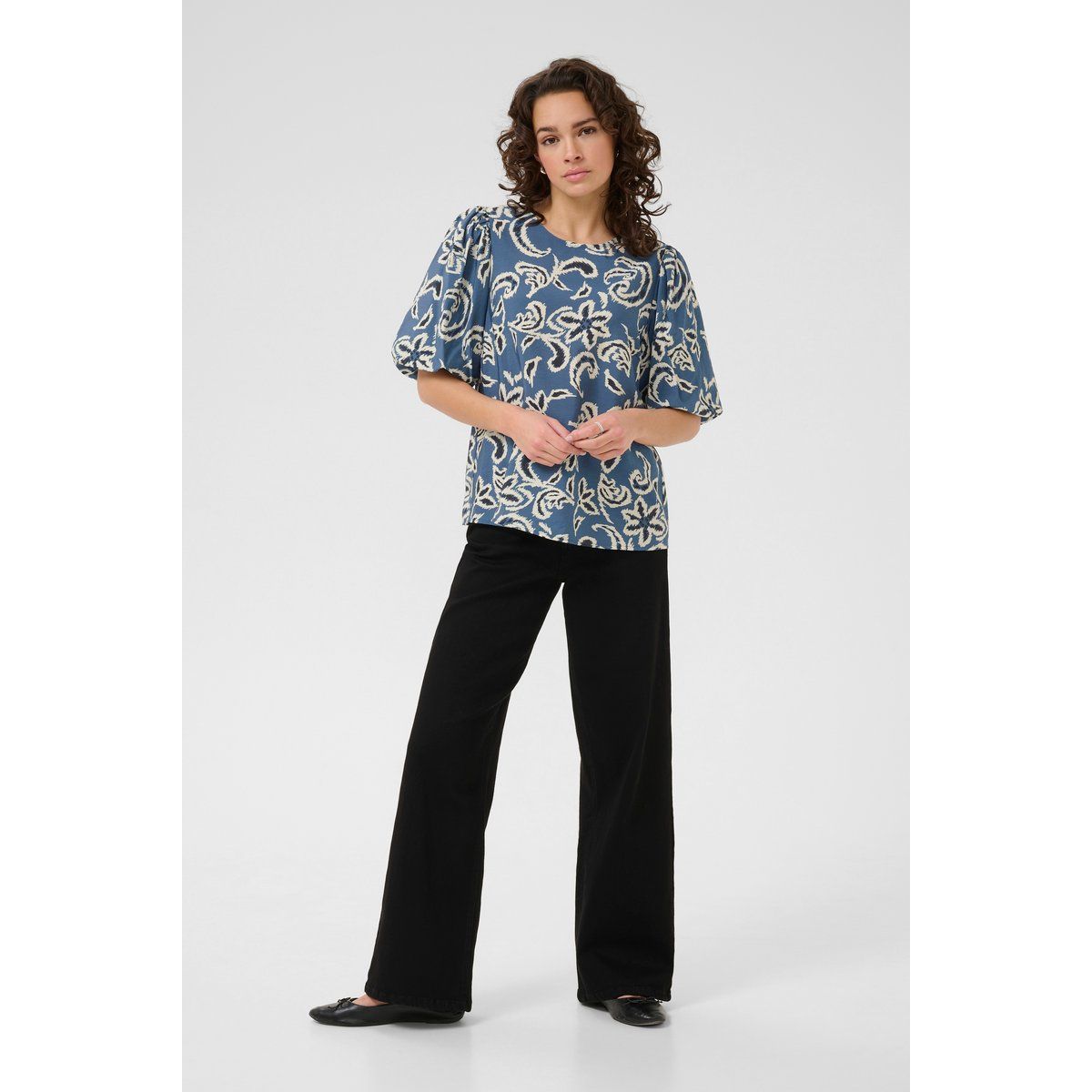 Bluse mit abstraktem Blumenmuster und Puffärmeln