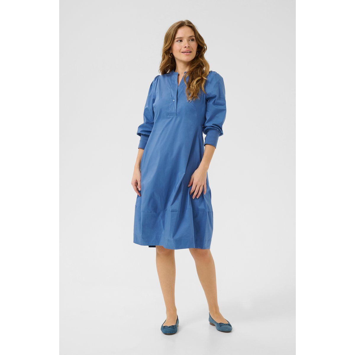 Lockeres Hemdblusenkleid mit V-Ausschnitt