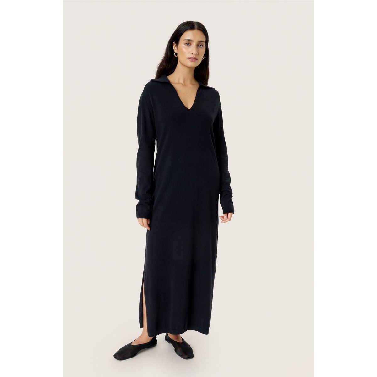 Gerades Strick-Maxikleid mit Polokragen