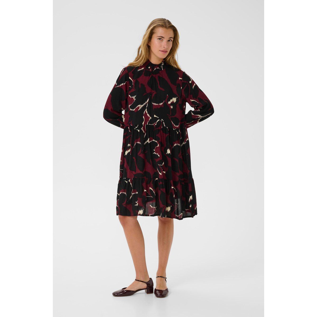 Gestuftes Midikleid mit abstraktem Blumenmuster