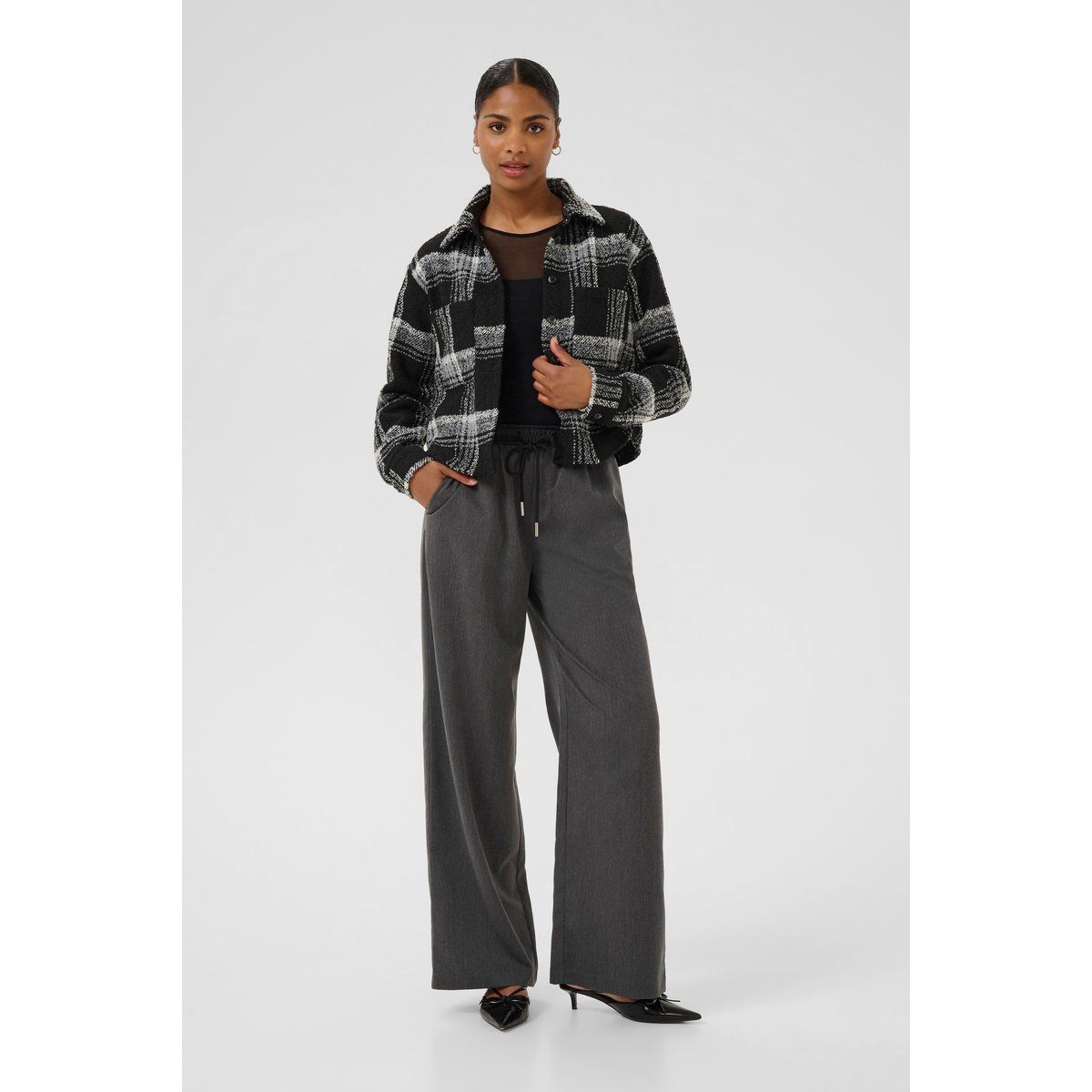 Moderne karierte kurze Hemdjacke