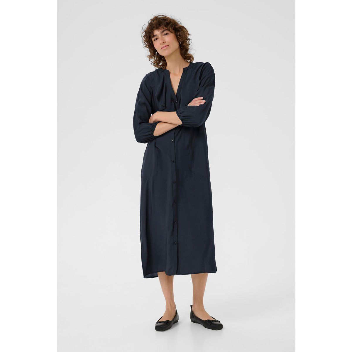 Fließendes Midikleid mit Rüschenausschnitt
