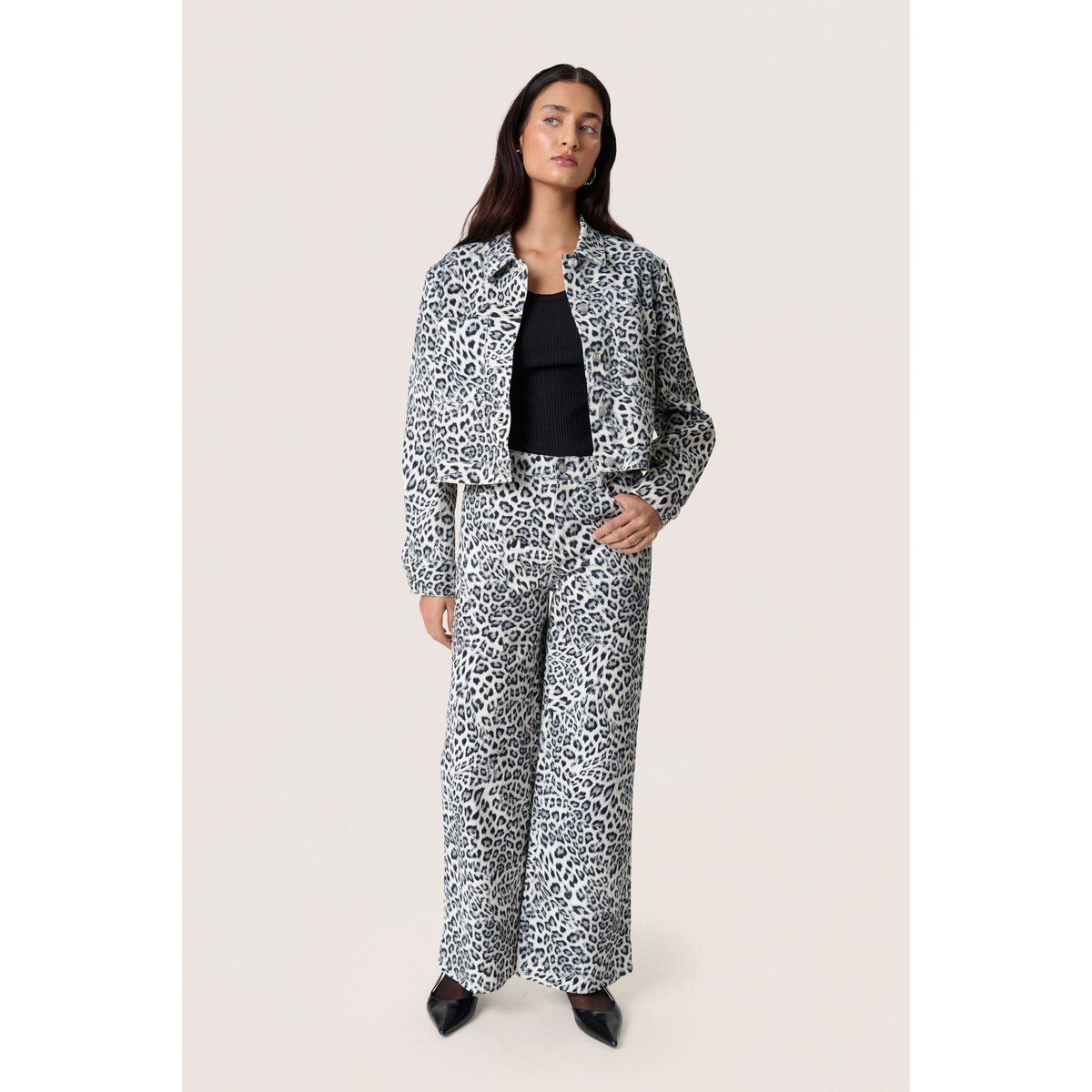 Kurzes Jeanshemd mit Leopardenmuster