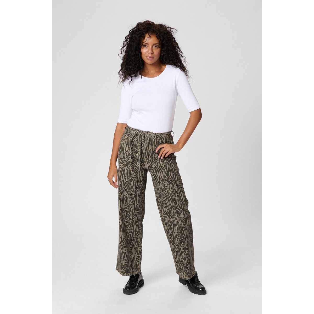 High-Waist Loose-Jeans mit Zebramuster