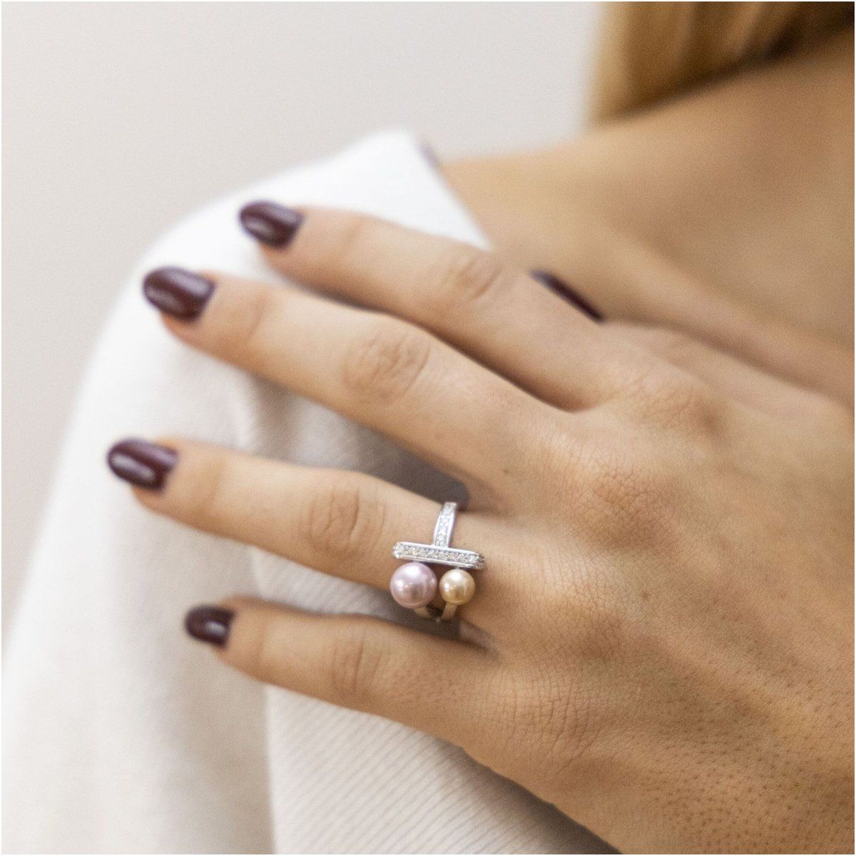 Moderner Balkenring mit Muschelkernperlen