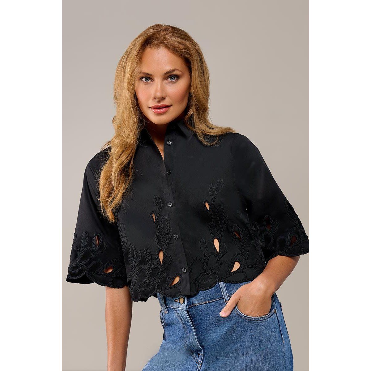 Bestickte Kurzbluse mit Lochmuster