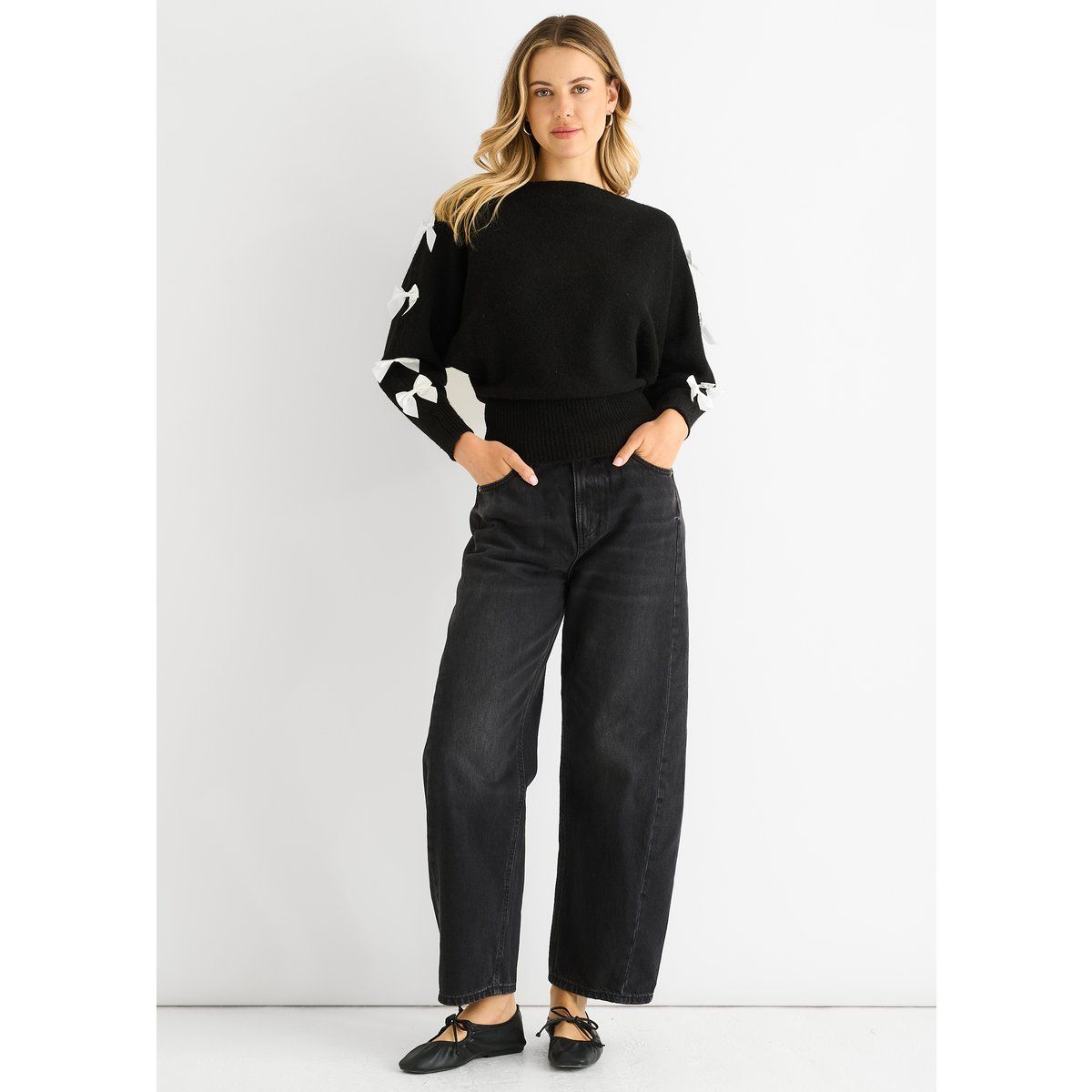 Kurzer Pullover mit Schleifen-Details